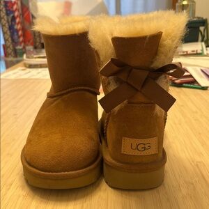 UGG Mini Bailey Bow NWOT women’s 6